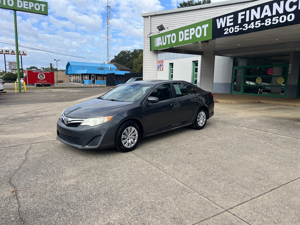2013 Toyota Camry LE's photo